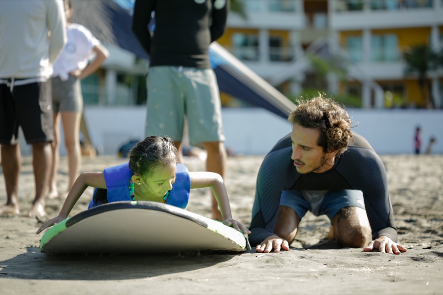 Clase de surf adaptado en la arena