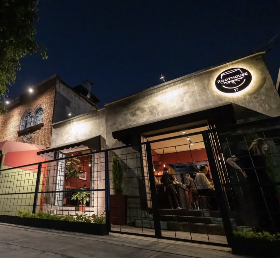 Fachada de Roothouse de noche