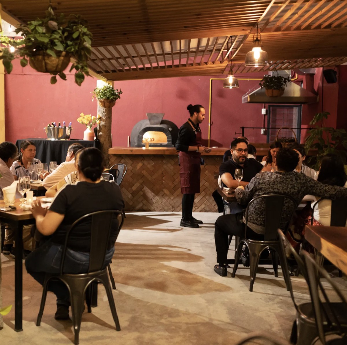 Interior de Roothouse durante una cena